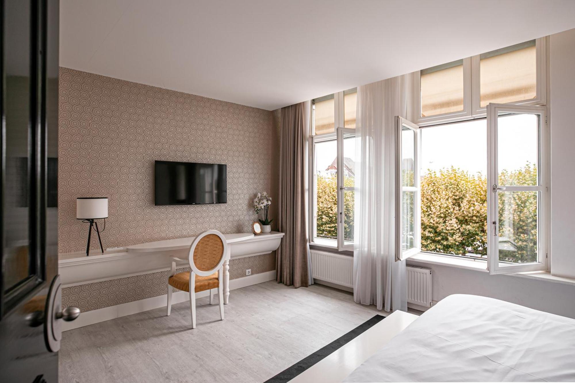 Le Theatre 4*